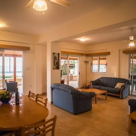 Beachfront Thomas 5 *
