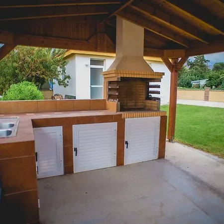 Beachfront Thomas 5 Villa *